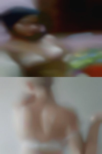 Has xxx women years a casual style.